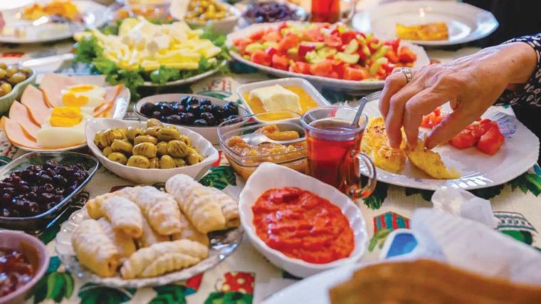 إفطارك قد يكون سبب نعاسك.. أطعمة تجنبها في الصباح