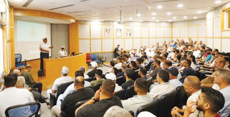 «المرور» تنظم محاضرات توعوية لسائقي نقل الطلبة