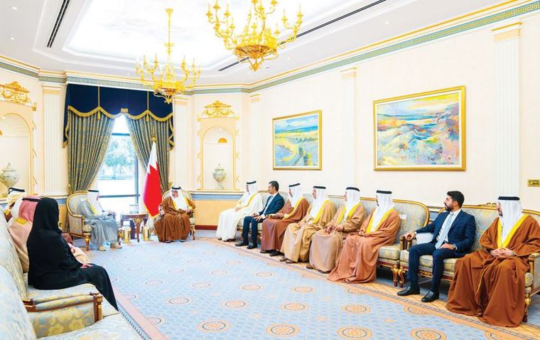 البحرين تدعم مساعي تعزيز مسيرة العمل الخليجي ولي العهد رئيس الوزراء يلتقي جاسم البديوي ووفود «التعاون الزراعي» الخليجيين