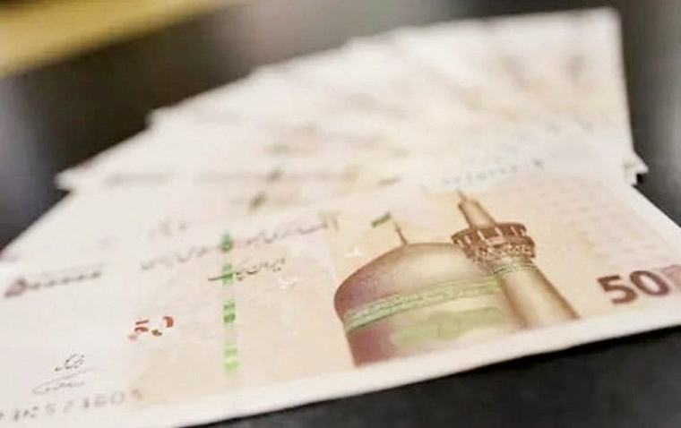 طهران تطبع الأموال لسد العجز والتضخم يلتهم معيشة الإيرانيين