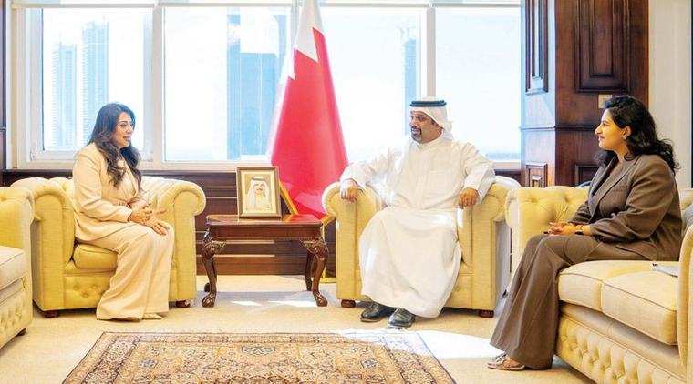 وزير المالية والاقتصاد الوطني يستقبل الرئيس التنفيذي لجمعية مصارف البحرين بمناسبة انتخابها كأول بحرينية ممثلا لمنطقة الشرق الأوسط