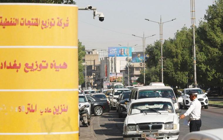 طوابير أمام محطات البنزين في بغداد مع استمرار تراجع الواردات عبر مضيق هرمز