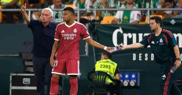 مورينيو يهاجم لاعبي ريال مدريد: "سُذّج" تم التلاعب بهم