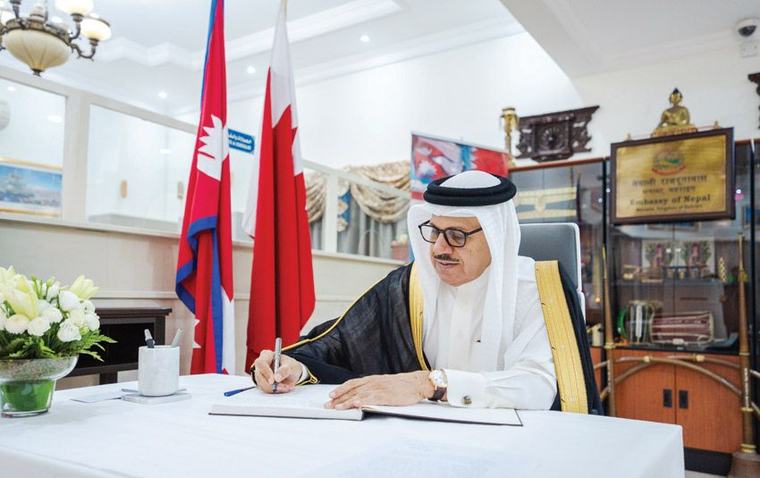 وزير الخارجية يقدم تعازي البحرين في ضحايا الفيضانات في نيبال